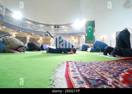 24.05.2020., Zagreb, Kroatien - Moslems führen Eid al-Fitr in der Zagreber Moschee auf . Eid al-Fitr ist ein religiöser Feiertag, der von Muslimen auf der ganzen Welt gefeiert wird und das Ende des Ramadan, des heiligen islamischen Fastens, markiert. Foto: Sanjin Strukic/PIXSELL Stockfoto