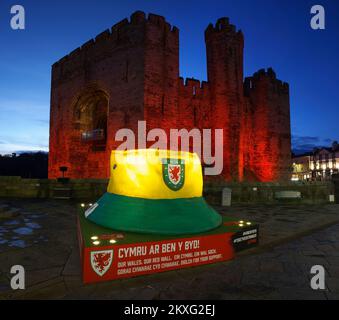 Caernarfon Castle, rot beleuchtet zum Gedenken an die Fußballmannschaft von Wales, Weltmeisterschaft 2022, Gwynedd, North Wales, Vereinigtes Königreich, Stockfoto