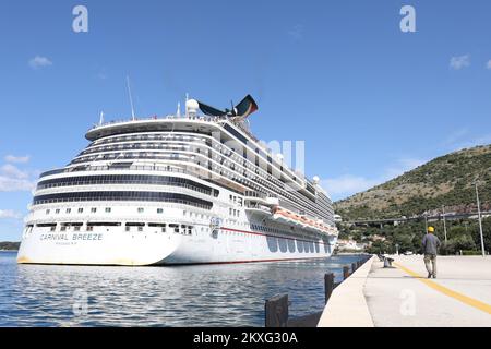 26.05.2020., Kroatien, Dubrovnik - Kreuzfahrtschiff Carnival Breeze, das etwa 1.100 Matrosen hat, darunter 93 Kroaten, die im Hafen vor Anker liegen. Der Kreuzer segelte aufgrund der Coronavirus-Epidemie monatelang durch die Meere.Foto: Grgo Jelavic/PIXSELL Stockfoto