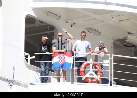 26.05.2020., Kroatien, Dubrovnik - Kreuzfahrtschiff Carnival Breeze, das etwa 1.100 Matrosen hat, darunter 93 Kroaten, die im Hafen vor Anker liegen. Der Kreuzer segelte aufgrund der Coronavirus-Epidemie monatelang durch die Meere.Foto: Grgo Jelavic/PIXSELL Stockfoto