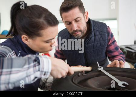 Frau und Mann Mechaniker ein Auto prüfen Stockfoto