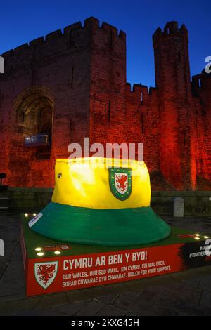 Caernarfon Castle, rot beleuchtet zum Gedenken an die Fußballmannschaft von Wales, Weltmeisterschaft 2022, Gwynedd, North Wales, Vereinigtes Königreich, Stockfoto