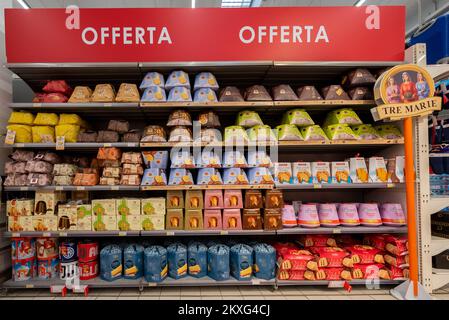 BH, Cuneo, Italien - 30. November 2022: Packungen mit Panettone und Pandoro verschiedener feiner italienischer Marken, die im Angebotsregal in einer italienischen Filiale ausgestellt werden Stockfoto