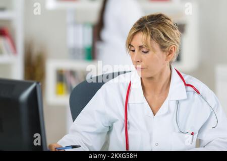 Eine Ärztin überprüft den Computer Stockfoto