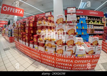 BH, Cuneo, Italien - 30. November 2022: Packungen von Panettone der Marke Balocco e Maina in der Angebotspalette und Regalen in einem italienischen Supermarkt. T Stockfoto