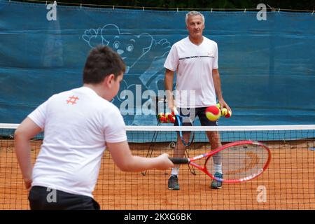 Der ehemalige kroatische Tennisspieler Goran Prpic spielt Tennis mit Kindern während einer Kindertagesveranstaltung im Rahmen des Hrvatski Premier Tennis Turniers am 04. Juni 2020 in Osijek, Kroatien. Foto: Dubravka Petric/PIXSELL Stockfoto