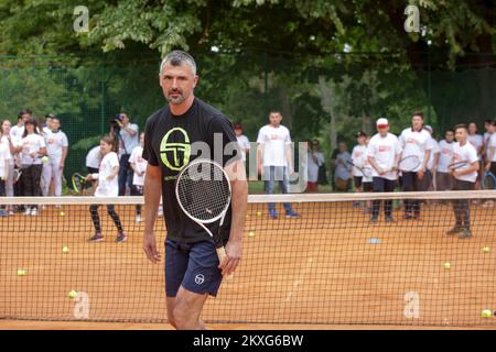 DER EHEMALIGE kroatische Tennisspieler Goran Ivanisevic spielt Tennis mit Kindern während eines Kindertags im Rahmen des Hrvatski Premier Tennis Turniers am 04. Juni 2020 in Osijek, Kroatien. Foto: Dubravka Petric/PIXSELL Stockfoto