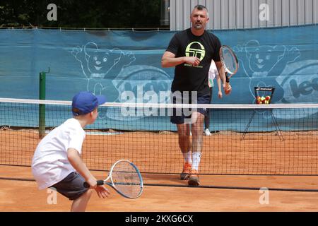 DER EHEMALIGE kroatische Tennisspieler Goran Ivanisevic spielt Tennis mit Kindern während eines Kindertags im Rahmen des Hrvatski Premier Tennis Turniers am 04. Juni 2020 in Osijek, Kroatien. Foto: Dubravka Petric/PIXSELL Stockfoto