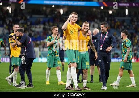 Al-Wakrah, Katar. 30.. November 2022. Die Spieler Australiens feiern nach dem Spiel der Gruppe D zwischen Australien und Dänemark bei der FIFA-Weltmeisterschaft 2022 im Al Janoub Stadium in Al Wakrah, Katar, am 30. November 2022. Kredit: Zheng Huansong/Xinhua/Alamy Live News Stockfoto