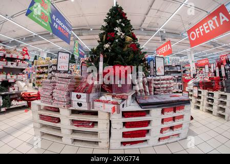 BH, Cuneo, Italien - 30. November 2022: Vorschläge für Weihnachtsgeschenke auf Paletten mit Weihnachtsbaum in einem italienischen Supermarkt. Aus Stockfoto