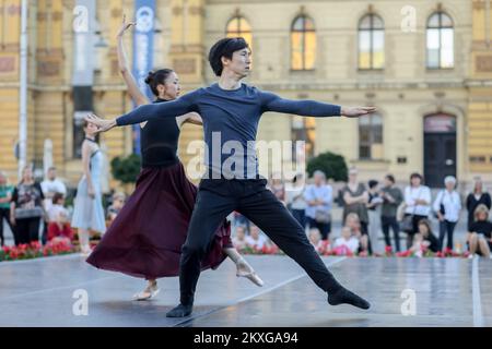 Eine Balletttänzerin Takuya Sumitomo und Rieka Suzuki treten außerhalb des kroatischen Nationaltheaters auf, als Teil der kroatischen National Theather Summer Nights Veranstaltungen am 12. Juni 2020 in Zagreb, Kroatien. Heute treten Balletttänzer in der Abenddämmerung auf. Foto: Borna Filic/PIXSELL Stockfoto