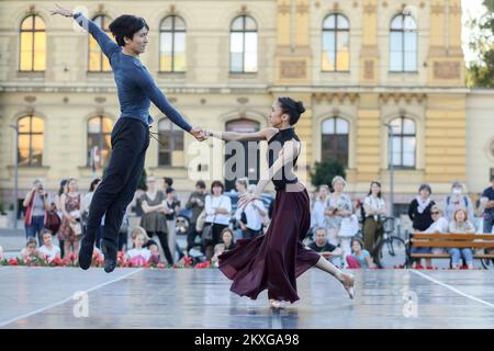 Eine Balletttänzerin Takuya Sumitomo und Rieka Suzuki treten außerhalb des kroatischen Nationaltheaters auf, als Teil der kroatischen National Theather Summer Nights Veranstaltungen am 12. Juni 2020 in Zagreb, Kroatien. Heute treten Balletttänzer in der Abenddämmerung auf. Foto: Borna Filic/PIXSELL Stockfoto