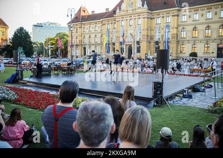 Eine Balletttänzerin tritt am 12. Juni 2020 außerhalb des kroatischen Nationaltheaters im Rahmen der kroatischen Sommernächte in Zagreb, Kroatien, auf. Heute treten Balletttänzer in der Abenddämmerung auf. Foto: Borna Filic/PIXSELL Stockfoto