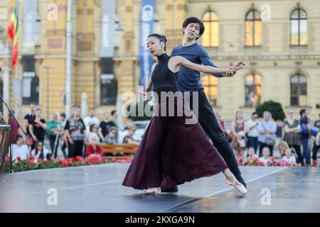 Eine Balletttänzerin Takuya Sumitomo und Rieka Suzuki treten außerhalb des kroatischen Nationaltheaters auf, als Teil der kroatischen National Theather Summer Nights Veranstaltungen am 12. Juni 2020 in Zagreb, Kroatien. Heute treten Balletttänzer in der Abenddämmerung auf. Foto: Borna Filic/PIXSELL Stockfoto