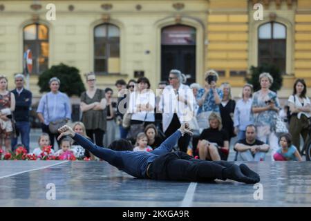 Eine Balletttänzerin Takuya Sumitomo tritt außerhalb des kroatischen Nationaltheaters im Rahmen der kroatischen Sommernächte in Zagreb, Kroatien, am 12. Juni 2020 auf. Heute treten Balletttänzer in der Abenddämmerung auf. Foto: Borna Filic/PIXSELL Stockfoto