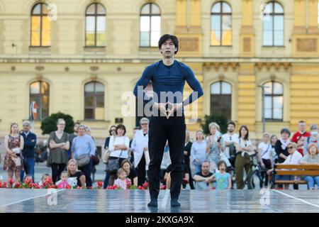 Eine Balletttänzerin Takuya Sumitomo tritt außerhalb des kroatischen Nationaltheaters im Rahmen der kroatischen Sommernächte in Zagreb, Kroatien, am 12. Juni 2020 auf. Heute treten Balletttänzer in der Abenddämmerung auf. Foto: Borna Filic/PIXSELL Stockfoto