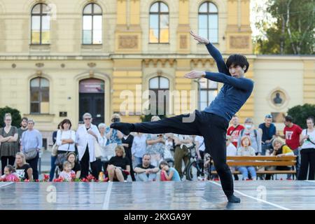 Eine Balletttänzerin Takuya Sumitomo tritt außerhalb des kroatischen Nationaltheaters im Rahmen der kroatischen Sommernächte in Zagreb, Kroatien, am 12. Juni 2020 auf. Heute treten Balletttänzer in der Abenddämmerung auf. Foto: Borna Filic/PIXSELL Stockfoto