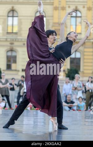 Eine Balletttänzerin Takuya Sumitomo und Rieka Suzuki treten außerhalb des kroatischen Nationaltheaters auf, als Teil der kroatischen National Theather Summer Nights Veranstaltungen am 12. Juni 2020 in Zagreb, Kroatien. Heute treten Balletttänzer in der Abenddämmerung auf. Foto: Borna Filic/PIXSELL Stockfoto