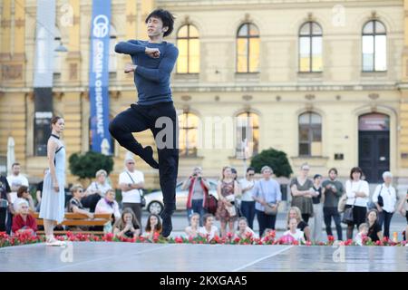 Eine Balletttänzerin Takuya Sumitomo tritt außerhalb des kroatischen Nationaltheaters im Rahmen der kroatischen Sommernächte in Zagreb, Kroatien, am 12. Juni 2020 auf. Heute treten Balletttänzer in der Abenddämmerung auf. Foto: Borna Filic/PIXSELL Stockfoto