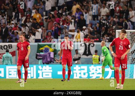 Al-Wakrah, Katar. 30.. November 2022. Spieler aus Dänemark reagieren während des Spiels der Gruppe D zwischen Australien und Dänemark auf der FIFA-Weltmeisterschaft 2022 im Al Janoub Stadium in Al Wakrah, Katar, am 30. November 2022. Kredit: Wang Dongzhen/Xinhua/Alamy Live News Stockfoto