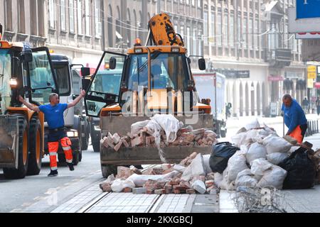 18.06.2020., Kroatien, Zagreb - Bagger entfernt Bauschutt aus der Innenstadt von Zagreb. Laut dem Gemeindeunternehmen ÄŒistoÄa wurden bisher mehr als 10.000 Tonnen Bauabfälle und -Schutt entfernt. ÄŒistoÄ‡A behauptet, dass alle Bauschutt, die im Stadtgebiet von Zagreb gesammelt wurden, recycelt werden. Um es den Bürgern Zagrebs zu erleichtern, die durch das Erdbeben beschädigten Häuser zu reparieren, setzt ZagrebaÄki, das d.o.o. an Orten in der Stadt hält, die am stärksten von der Katastrophe betroffen sind, die Kisten, in denen die Bürger nur die entstandenen Trümmer entsorgen können Stockfoto