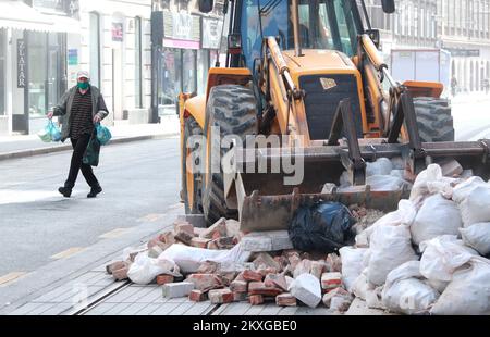 18.06.2020., Kroatien, Zagreb - Bagger entfernt Bauschutt aus der Innenstadt von Zagreb. Laut dem Gemeindeunternehmen ÄŒistoÄa wurden bisher mehr als 10.000 Tonnen Bauabfälle und -Schutt entfernt. ÄŒistoÄ‡A behauptet, dass alle Bauschutt, die im Stadtgebiet von Zagreb gesammelt wurden, recycelt werden. Um es den Bürgern Zagrebs zu erleichtern, die durch das Erdbeben beschädigten Häuser zu reparieren, setzt ZagrebaÄki, das d.o.o. an Orten in der Stadt hält, die am stärksten von der Katastrophe betroffen sind, die Kisten, in denen die Bürger nur die entstandenen Trümmer entsorgen können Stockfoto