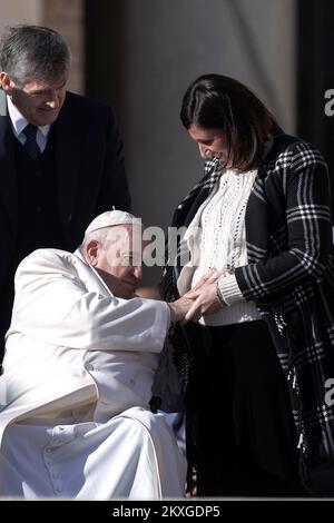 Vatikanstadt, Vatikan 30. November 2022. Papst Franziskus segnet eine schwangere Frau während seiner wöchentlichen allgemeinen Audienz in St. Petersplatz. Maria Grazia Picciarella/Alamy Live News Stockfoto