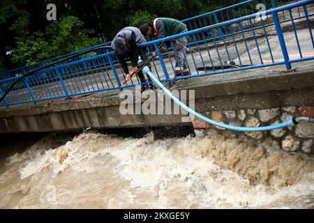 Am 23. Juni 2020 werden Arbeiter beim Anschluss der Wasserleitung in der Nähe von Kladanj, Bosnien und Hercedovina abgebildet. Schwere Regenfälle im Nordosten Bosniens für mehrere Tage erwartete ein Fluss, dass seine Ufer platzen und enorme Schäden an Wohngebäuden und landwirtschaftlichen Flächen verursachen würde. Foto: Armin Durgut/PIXSELL Stockfoto