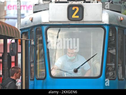 An der Crnomerec Tram Turnpike werden Menschen gesehen, die Gesichtsschutzmasken tragen. Die Entscheidung des Katastrophenschutzhaupts über den Wechsel des öffentlichen Verkehrs während der Covid-19-Epidemie, wonach Fahrer und Mitarbeiter sowie Fahrgäste im öffentlichen Verkehr während ihres Aufenthalts im Fahrzeug Gesichtsmasken tragen müssen. Außerdem darf der Fahrer das Fahrzeug nicht starten, wenn alle Passagiere am 25. Juni 2020 in Zagreb, Kroatien, keine Masken tragen. Foto: Sanjin Strukic/PIXSELL Stockfoto