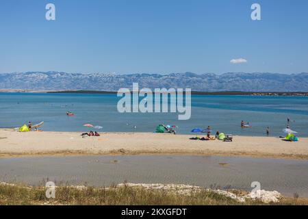 Foto aufgenommen am 27. Juni 2020 zeigt fast leeren Queen's Beach in Nin, Kroatien aufgrund der steigenden Anzahl von infizierten Menschen mit Covid-19 in Kroatien. In den letzten 24 Stunden wurden in Kroatien 85 neue COVID-19-Fälle gemeldet, womit sich die Gesamtzahl der Fälle auf 2.624 erhöht hat. Foto: Marko Dimic/PIXSELL Stockfoto