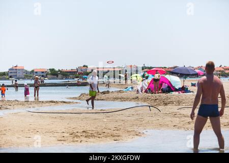 Foto aufgenommen am 27. Juni 2020 zeigt fast leeren Queen's Beach in Nin, Kroatien aufgrund der steigenden Anzahl von infizierten Menschen mit Covid-19 in Kroatien. In den letzten 24 Stunden wurden in Kroatien 85 neue COVID-19-Fälle gemeldet, womit sich die Gesamtzahl der Fälle auf 2.624 erhöht hat. Foto: Marko Dimic/PIXSELL Stockfoto