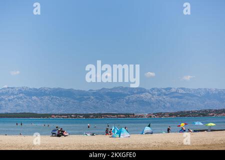 Foto aufgenommen am 27. Juni 2020 zeigt fast leeren Queen's Beach in Nin, Kroatien aufgrund der steigenden Anzahl von infizierten Menschen mit Covid-19 in Kroatien. In den letzten 24 Stunden wurden in Kroatien 85 neue COVID-19-Fälle gemeldet, womit sich die Gesamtzahl der Fälle auf 2.624 erhöht hat. Foto: Marko Dimic/PIXSELL Stockfoto