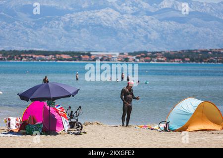 Foto aufgenommen am 27. Juni 2020 zeigt fast leeren Queen's Beach in Nin, Kroatien aufgrund der steigenden Anzahl von infizierten Menschen mit Covid-19 in Kroatien. In den letzten 24 Stunden wurden in Kroatien 85 neue COVID-19-Fälle gemeldet, womit sich die Gesamtzahl der Fälle auf 2.624 erhöht hat. Foto: Marko Dimic/PIXSELL Stockfoto