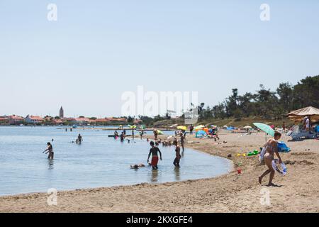 Foto aufgenommen am 27. Juni 2020 zeigt fast leeren Queen's Beach in Nin, Kroatien aufgrund der steigenden Anzahl von infizierten Menschen mit Covid-19 in Kroatien. In den letzten 24 Stunden wurden in Kroatien 85 neue COVID-19-Fälle gemeldet, womit sich die Gesamtzahl der Fälle auf 2.624 erhöht hat. Foto: Marko Dimic/PIXSELL Stockfoto