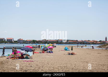 Foto aufgenommen am 27. Juni 2020 zeigt fast leeren Queen's Beach in Nin, Kroatien aufgrund der steigenden Anzahl von infizierten Menschen mit Covid-19 in Kroatien. In den letzten 24 Stunden wurden in Kroatien 85 neue COVID-19-Fälle gemeldet, womit sich die Gesamtzahl der Fälle auf 2.624 erhöht hat. Foto: Marko Dimic/PIXSELL Stockfoto