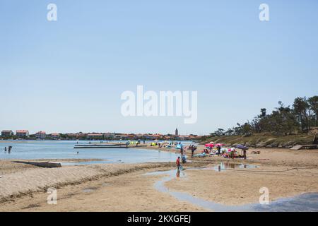 Foto aufgenommen am 27. Juni 2020 zeigt fast leeren Queen's Beach in Nin, Kroatien aufgrund der steigenden Anzahl von infizierten Menschen mit Covid-19 in Kroatien. In den letzten 24 Stunden wurden in Kroatien 85 neue COVID-19-Fälle gemeldet, womit sich die Gesamtzahl der Fälle auf 2.624 erhöht hat. Foto: Marko Dimic/PIXSELL Stockfoto