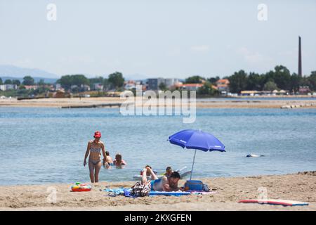 Foto aufgenommen am 27. Juni 2020 zeigt fast leeren Queen's Beach in Nin, Kroatien aufgrund der steigenden Anzahl von infizierten Menschen mit Covid-19 in Kroatien. In den letzten 24 Stunden wurden in Kroatien 85 neue COVID-19-Fälle gemeldet, womit sich die Gesamtzahl der Fälle auf 2.624 erhöht hat. Foto: Marko Dimic/PIXSELL Stockfoto