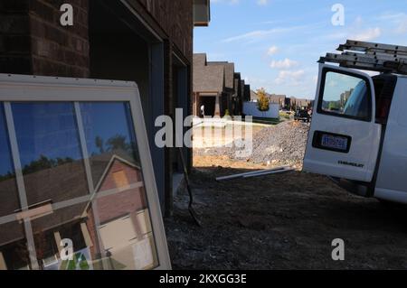 Tornado - Fultondale, Alabama , 9. August 2011 Carpenters Wiederaufbau der Black Creek Station Gemeinde Fultondale, Alabama, ursprünglich weniger als ein Jahr vor dem Frühjahrstornados gebaut, mehr als ein Drittel der Unterteilung beschädigt oder zerstört. FEMA Photo/Ruth Kennedy. Alabama: Schwere Stürme, Tornados und Wind mit Geradeauslauf. Fotos zu Katastrophen- und Notfallmanagementprogrammen, Aktivitäten und Beamten Stockfoto