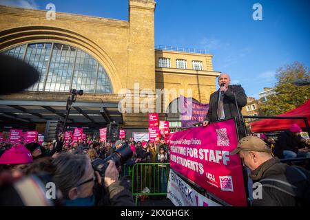 London, England, Großbritannien. 30.. November 2022. RMT-Generalsekretär MICK LYNCH wird bei einer Kundgebung von Mitgliedern der University and College Union gesehen, während Hochschulmitarbeiter um bessere Bezahlung und Konditionen streiken. (Kreditbild: © Tayfun Salci/ZUMA Press Wire) Kredit: ZUMA Press, Inc./Alamy Live News Stockfoto