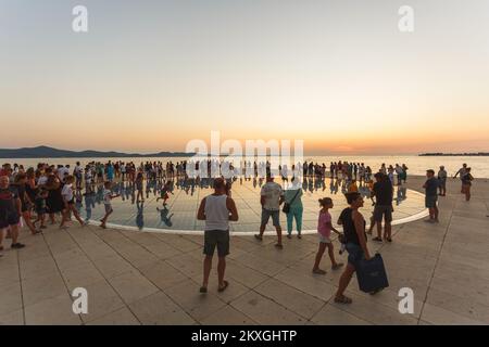 Menschen, die den Sonnenuntergang am Monument to the Sun oder The Greeting to the Sun (Kroatisch: Pozdrav Suncu) in Zadar genießen, 02. Juli 2020. Foto: Marko Dimic/PIXSELL Stockfoto