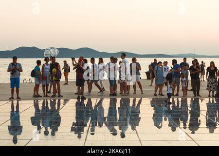 Menschen, die den Sonnenuntergang am Monument to the Sun oder The Greeting to the Sun (Kroatisch: Pozdrav Suncu) in Zadar genießen, 02. Juli 2020. Foto: Marko Dimic/PIXSELL Stockfoto