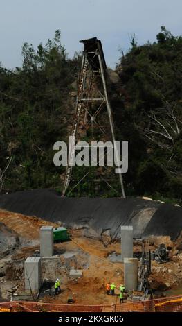 Tornado – Holt, Alabama , 19. August 2011 - Bauarbeiter bauen das Fundament, um einen Abschnitt der Hurricane Creek Train Bridge zu reparieren, nachdem ein Tornado vom 27.. April durch die Mitte gerissen wurde. Hurricane Creek Bridge ist die älteste und längste Eisenbahnbrücke im Südosten und wurde zwischen 1909 und 1913 erbaut. Es gehört jetzt der Alabama Southern Railroad, einer 85 km langen Strecke, die östlich von Columbus, MS, nach Birmingham, AL verläuft. Die Reparatur an der Brücke begann am 25.. Mai und wird voraussichtlich bis November andauern. Zurzeit werden Züge über Birmingham umgeleitet. Die Gemeinde holt arbeitet Stockfoto