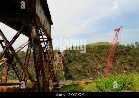 Tornado – Holt, Alabama , 19. August 2011 - ein übergroßer Kran repariert einen Abschnitt der Hurricane Creek Train Bridge, nachdem ein Tornado vom 27.. April durch die Mitte gerissen wurde. Hurricane Creek Bridge ist die älteste und längste Eisenbahnbrücke im Südosten und wurde zwischen 1909 und 1913 erbaut. Es gehört jetzt der Alabama Southern Railroad, einer 85 km langen Strecke, die östlich von Columbus, MS, nach Birmingham, AL verläuft. Die Reparatur an der Brücke begann am 25.. Mai und wird voraussichtlich bis November andauern. Zurzeit werden Züge über Birmingham umgeleitet. Die Gemeinde holt arbeitet eng mit F zusammen Stockfoto