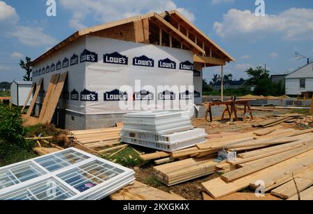 Tornado - Tuscaloosa, Alabama , 19. August 2011 - die Bauarbeiten in der Forest Lake Community von Tuscaloosa, AL. Am 27. April wurde das Gebiet um den Forest Lake von einem mehr als 1,5 km breiten Tornado zerstört. Die FEMA arbeitet weiterhin eng mit Tuscaloosa zusammen, um die Gemeinde wieder aufzubauen. FEMA Photo/Ruth Kennedy... Fotos zu Katastrophen- und Notfallmanagementprogrammen, Aktivitäten und Beamten Stockfoto