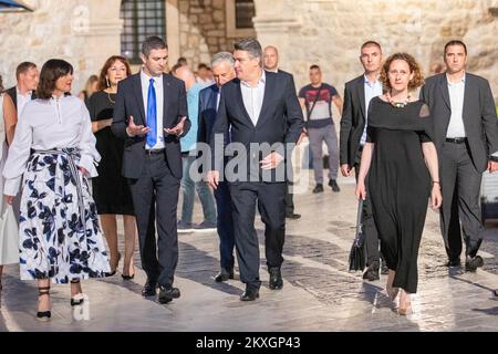 First Lady Sanja Music Milanovic, Präsidentin der Republik Kroatien Zoran Milanovic, Bürgermeister von Dubrovnik Mate Frankovic und seine Frau Nikolina bei der Eröffnung der Dubrovnik Sommerspiele 71. in Dubrovnik, Kroatien, am 10. Juli 2020. Die diesjährigen Sommerspiele von Dubrovnik, die 71. in Folge, werden aufgrund der derzeitigen epidemiologischen COVID-19-Maßnahmen in Kroatien und der Welt und der finanziellen Folgen der Pandemie von Juli 10 bis August 25 in reduzierter Form stattfinden. Foto: Grgo Jelavic/PIXSELL Stockfoto