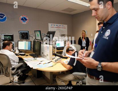 Hurricane/Tropical Storm – Miami, Florida , August 25, 2011 FEMA Hurricane Specialist Brandon Bolinsky macht Notizen für das FEMA Liaison Team während der Koordinierungskonferenz des National Weather Service vom Miami Büro des National Weather Center, um den Status von Hurrikan Irene in Erwartung ihrer Ankunft an der Ostküste der Vereinigten Staaten zu aktualisieren. David Fine/FEMA... Fotos zu Katastrophen- und Notfallmanagementprogrammen, Aktivitäten und Beamten Stockfoto
