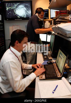 Hurricane/Tropical Storm – Miami, Florida , 25. August 2011 FEMA Hurricane Specialist Brandon Bolinsky und National Weather Service Meteorologin Lance Wood Field ruft und überwacht den Status von Hurrikan Irene vom FEMA Liaison Office im National Weather Center in Miami, um ihre Ankunft an der Ostküste der Vereinigten Staaten vorwegzunehmen. David Fine/FEMA. North Carolina Hurrikan Irene. Fotos zu Katastrophen- und Notfallmanagementprogrammen, Aktivitäten und Beamten Stockfoto