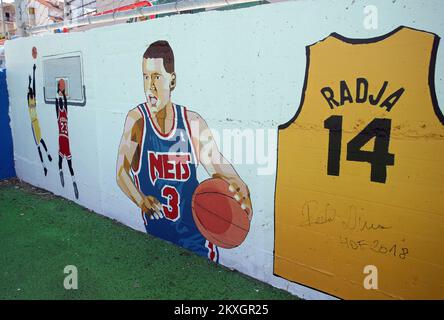 Wandmalerei für Drazen Petrovic auf dem Basketballplatz in Mejasi in Split, Kroatien, am 14. Juli 2020. Das Basketballfeld ist mit den Namen der kroatischen Basketballlegenden Kresimir Cosic, Dino Radja, Toni Kukoc und Wandgemälden von Drazen Petrovic und den NBA-Spielern Kobe Bryant und Michael Jordan bemalt. Foto: Ivo Cagalj/PIXSELL Stockfoto