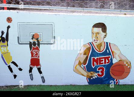 Wandmalerei für Drazen Petrovic auf dem Basketballplatz in Mejasi in Split, Kroatien, am 14. Juli 2020. Das Basketballfeld ist mit den Namen der kroatischen Basketballlegenden Kresimir Cosic, Dino Radja, Toni Kukoc und Wandgemälden von Drazen Petrovic und den NBA-Spielern Kobe Bryant und Michael Jordan bemalt. Foto: Ivo Cagalj/PIXSELL Stockfoto