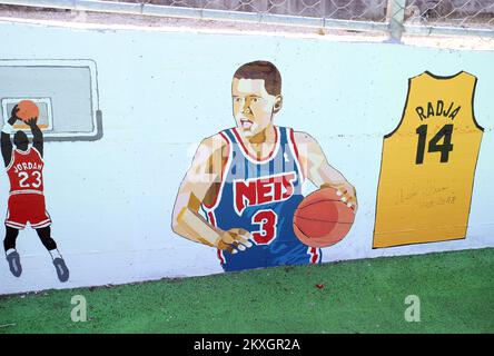 Wandmalerei für Drazen Petrovic auf dem Basketballplatz in Mejasi in Split, Kroatien, am 14. Juli 2020. Das Basketballfeld ist mit den Namen der kroatischen Basketballlegenden Kresimir Cosic, Dino Radja, Toni Kukoc und Wandgemälden von Drazen Petrovic und den NBA-Spielern Kobe Bryant und Michael Jordan bemalt. Foto: Ivo Cagalj/PIXSELL Stockfoto